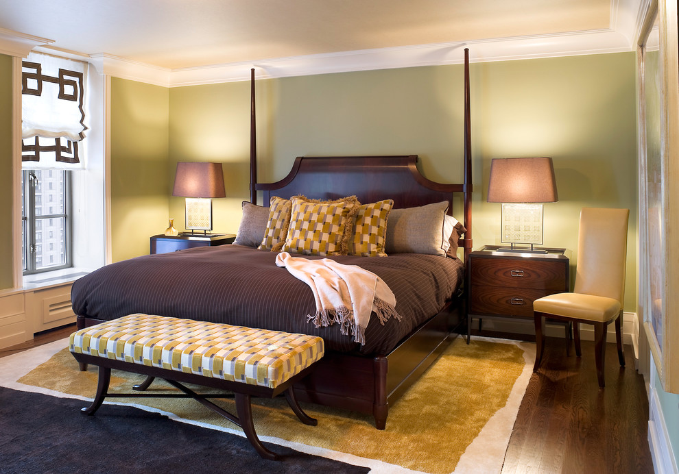 Modelo de dormitorio principal tradicional renovado de tamaño medio con paredes verdes y suelo de madera en tonos medios