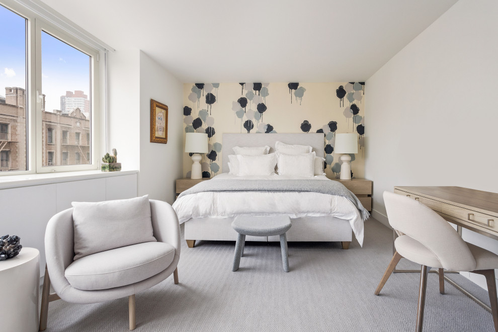 Modernes Gästezimmer ohne Kamin mit weißer Wandfarbe, Teppichboden, grauem Boden und Tapetenwänden in New York