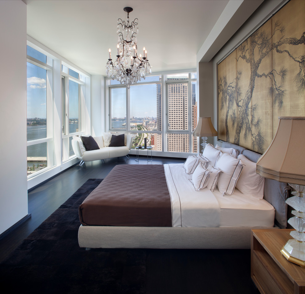 Modernes Schlafzimmer mit weißer Wandfarbe und schwarzem Boden in New York