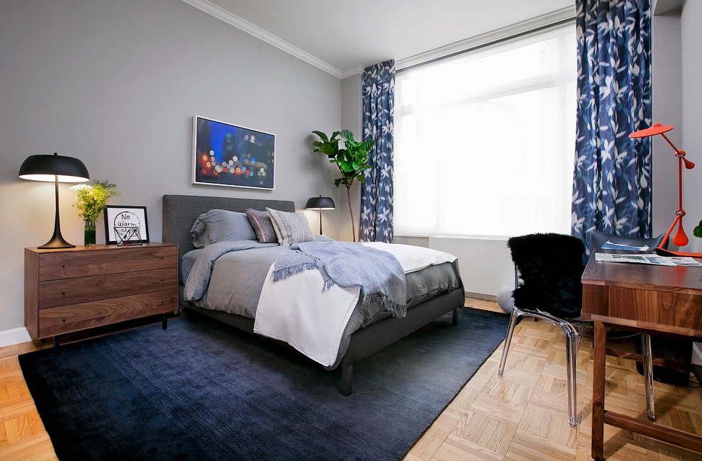 ニューヨークにあるコンテンポラリースタイルのおしゃれな寝室 (グレーの壁、淡色無垢フローリング)