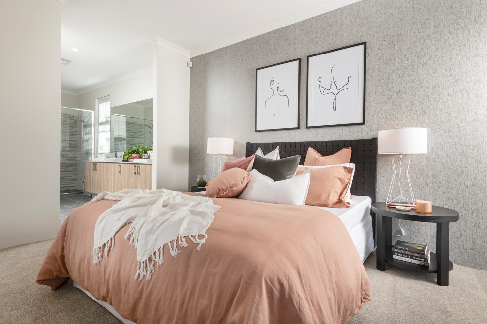Imagen de dormitorio principal contemporáneo sin chimenea con paredes blancas, moqueta y suelo beige