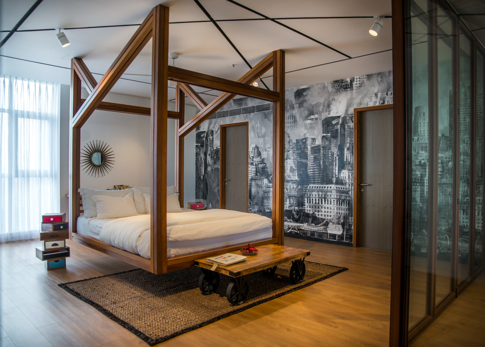 Diseño de dormitorio principal contemporáneo sin chimenea con paredes blancas y suelo de madera en tonos medios