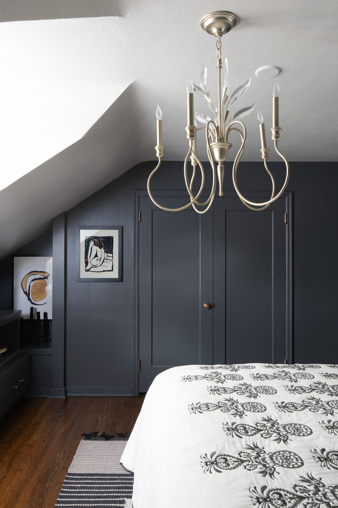 Mittelgroßes Eklektisches Schlafzimmer ohne Kamin mit weißer Wandfarbe, dunklem Holzboden und braunem Boden in Sonstige