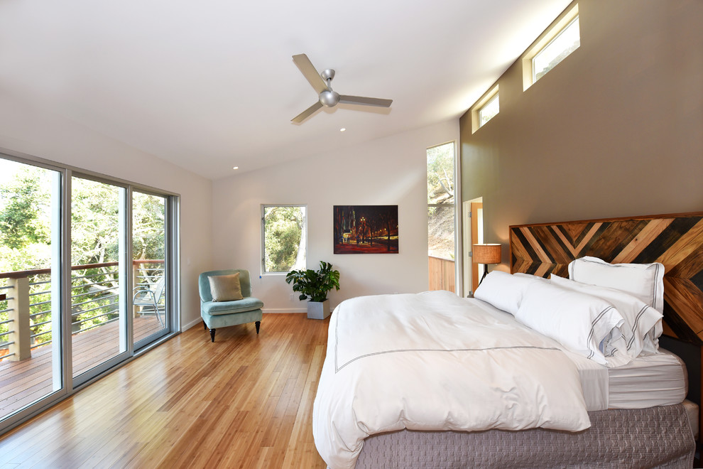 Modernes Schlafzimmer mit beiger Wandfarbe und braunem Holzboden in Santa Barbara
