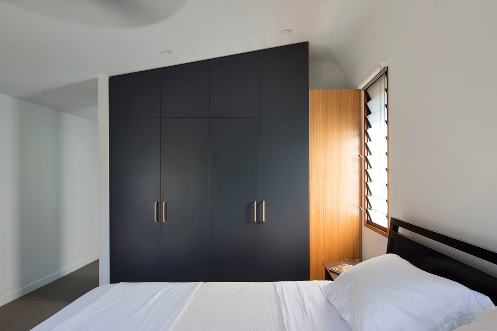 Стильный дизайн: спальня в стиле модернизм с белыми стенами и ковровым покрытием - последний тренд