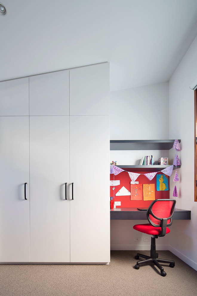 Modernes Schlafzimmer mit weißer Wandfarbe und Teppichboden in Sydney