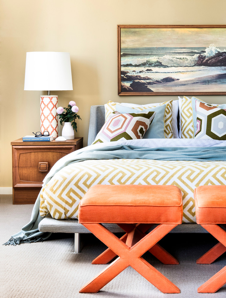 На фото: хозяйская спальня в морском стиле с желтыми стенами и ковровым покрытием без камина с