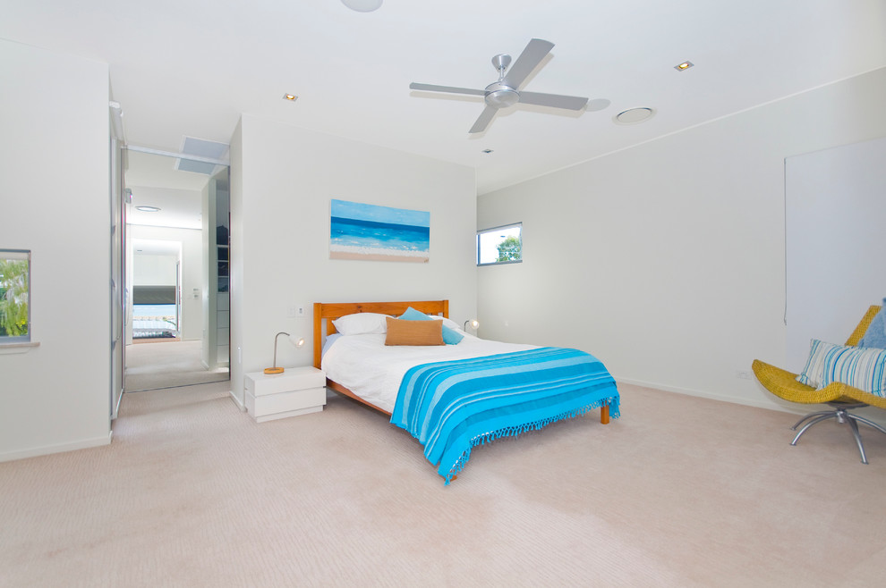 Свежая идея для дизайна: хозяйская спальня среднего размера в морском стиле с белыми стенами и ковровым покрытием - отличное фото интерьера