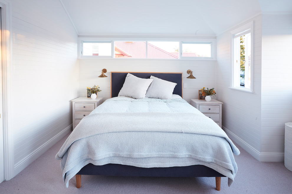 На фото: хозяйская спальня среднего размера в стиле неоклассика (современная классика) с белыми стенами, ковровым покрытием и серым полом без камина с