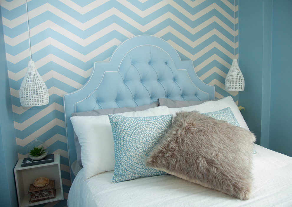 Immagine di una piccola camera degli ospiti minimalista con pareti blu e pavimento in legno massello medio