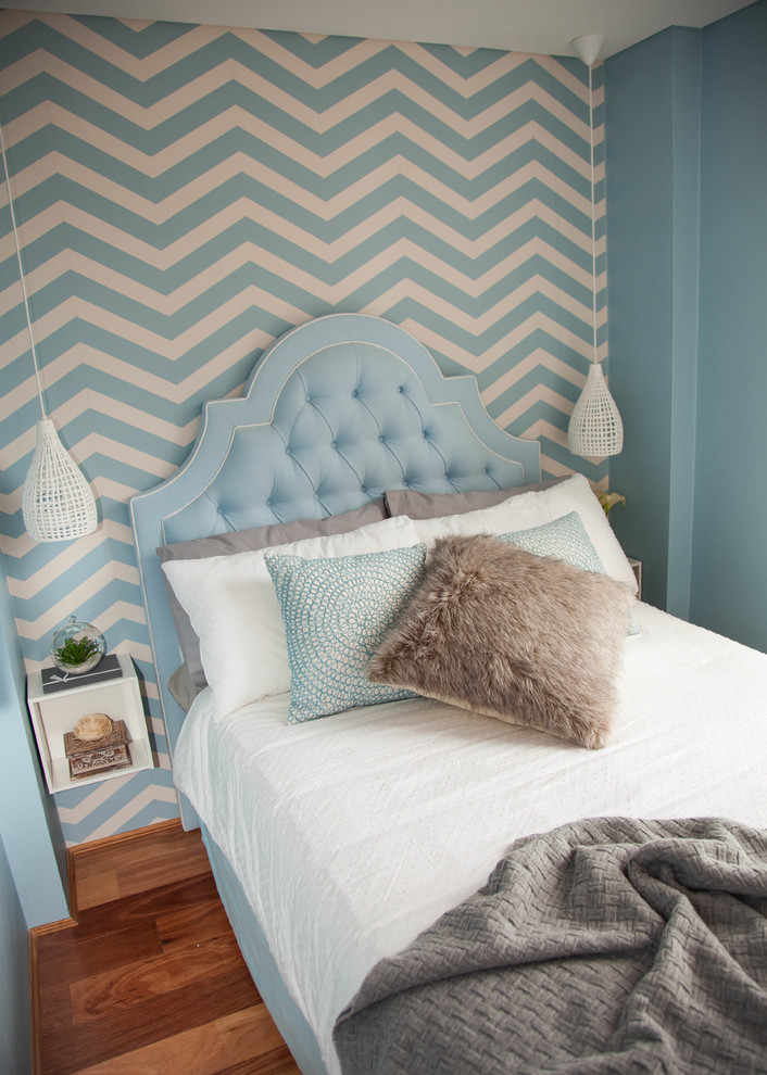 Стильный дизайн: маленькая гостевая спальня (комната для гостей) в стиле модернизм с синими стенами и паркетным полом среднего тона для на участке и в саду - последний тренд