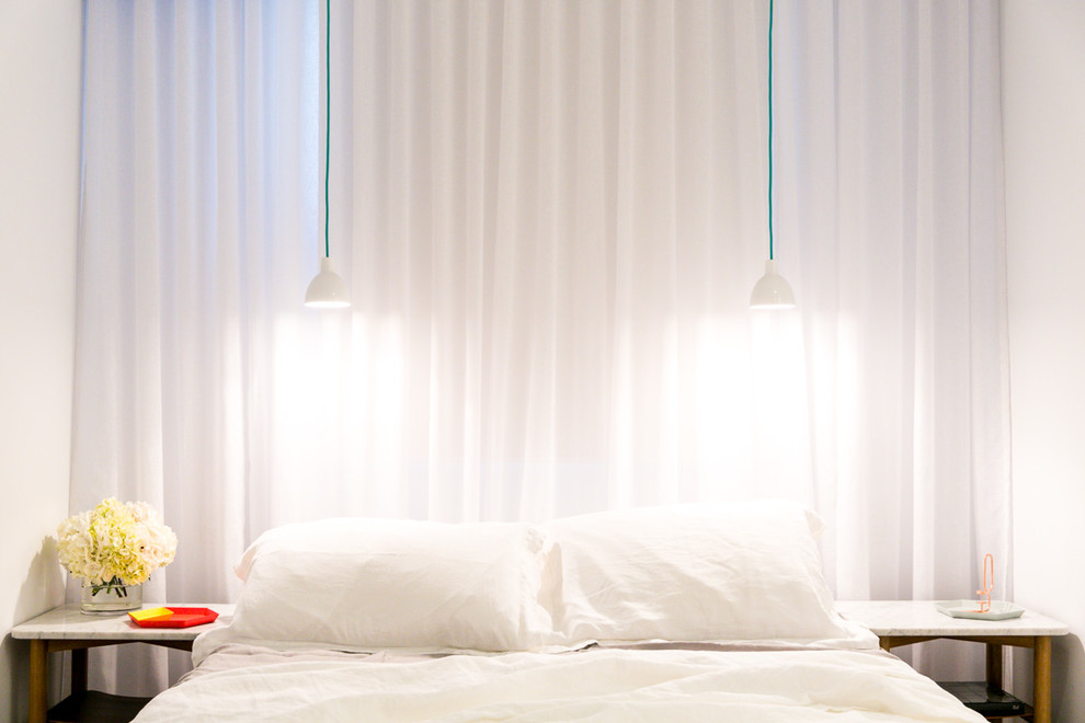 Свежая идея для дизайна: спальня среднего размера в современном стиле с белыми стенами - отличное фото интерьера