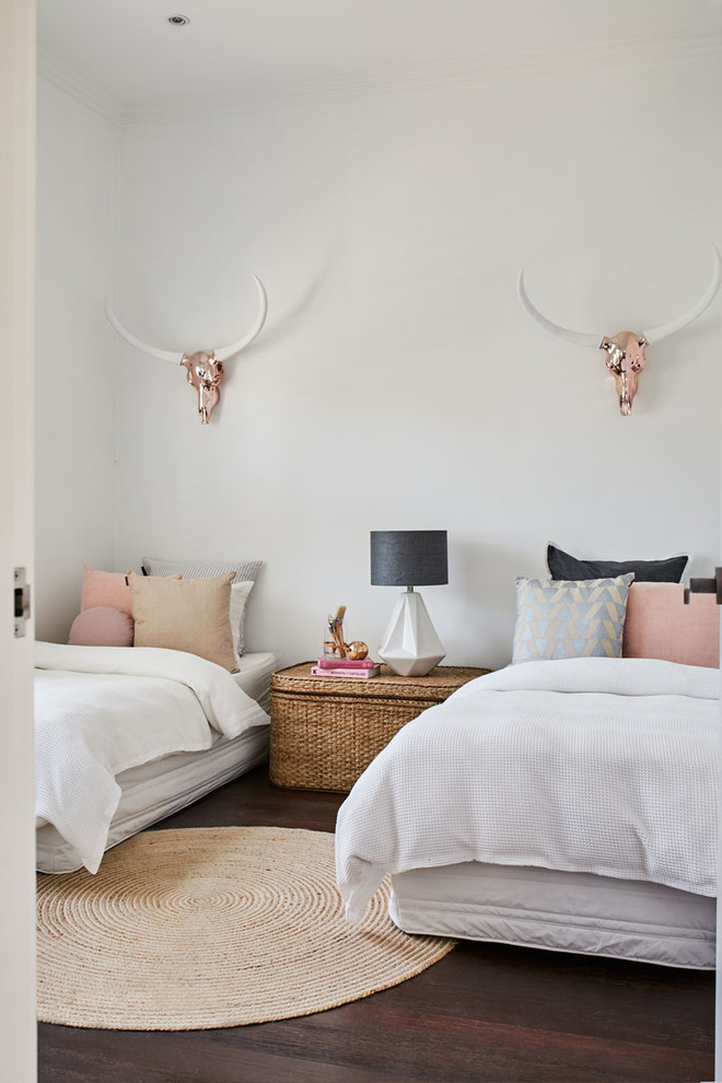 Стильный дизайн: спальня среднего размера в морском стиле с белыми стенами и темным паркетным полом - последний тренд