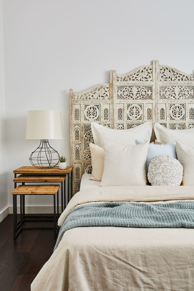 Источник вдохновения для домашнего уюта: хозяйская спальня в морском стиле с белыми стенами и темным паркетным полом без камина