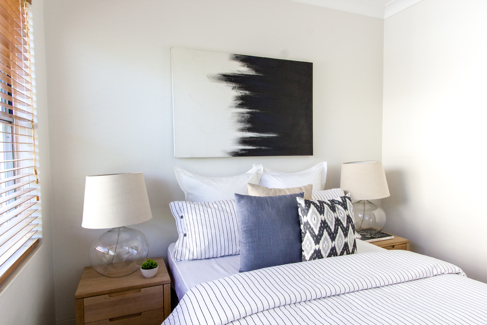 Imagen de dormitorio principal marinero con paredes blancas