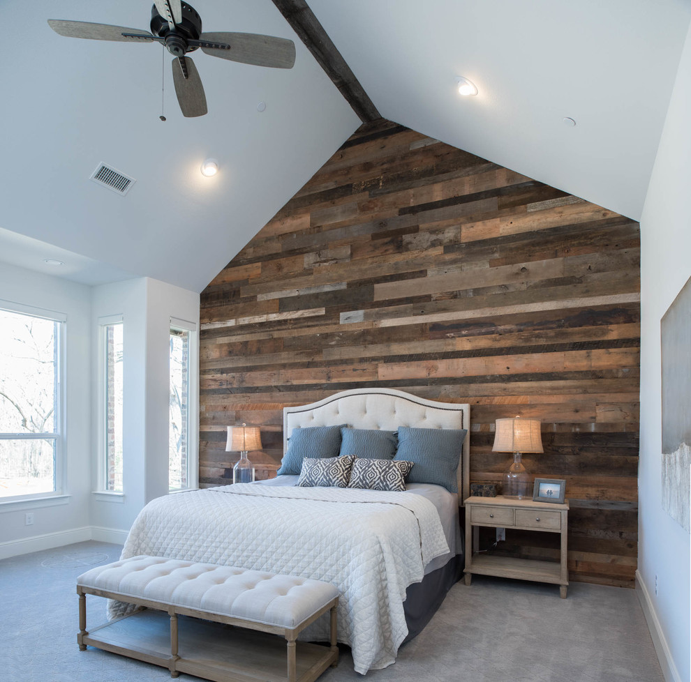 Diseño de dormitorio principal tradicional renovado grande con paredes multicolor, moqueta y suelo gris