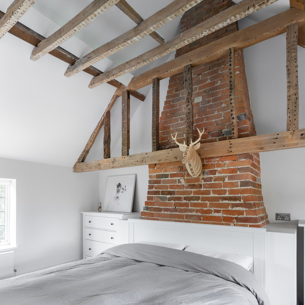 Пример оригинального дизайна: большая хозяйская спальня в стиле кантри с белыми стенами, светлым паркетным полом и коричневым полом без камина