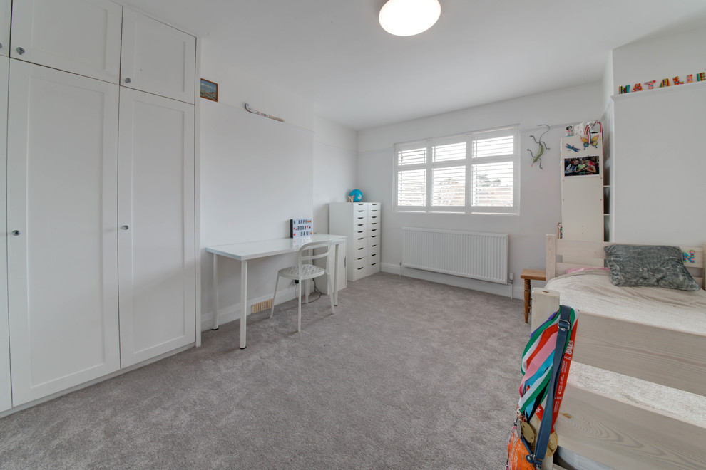 Mittelgroßes Modernes Gästezimmer mit grauer Wandfarbe, Teppichboden und grauem Boden in Surrey