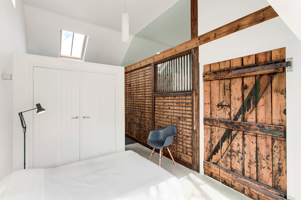Стильный дизайн: спальня в стиле кантри с белыми стенами - последний тренд
