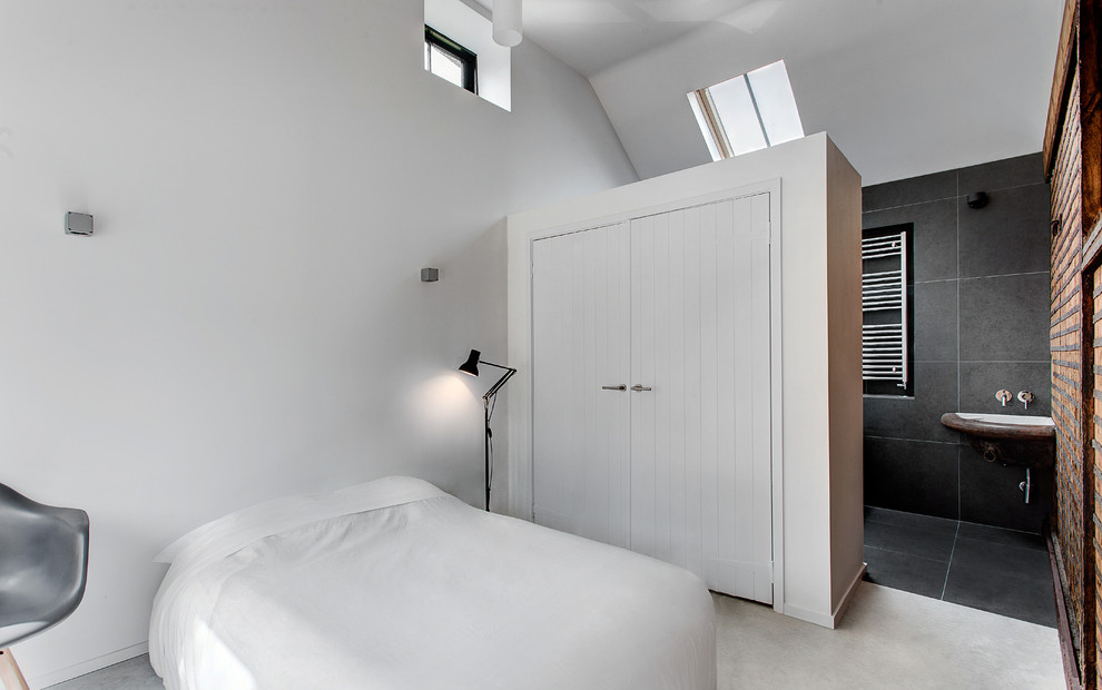 На фото: спальня: освещение в стиле модернизм с белыми стенами