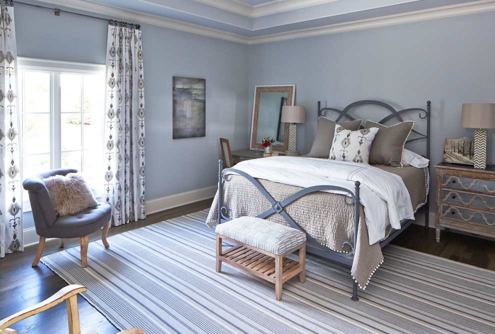 Пример оригинального дизайна: гостевая спальня среднего размера, (комната для гостей) в стиле кантри с синими стенами и темным паркетным полом без камина