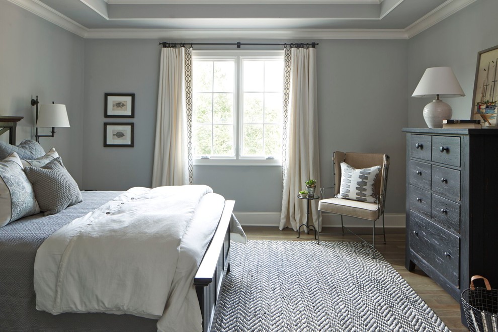 Пример оригинального дизайна: гостевая спальня среднего размера, (комната для гостей) в стиле кантри с серыми стенами и паркетным полом среднего тона без камина