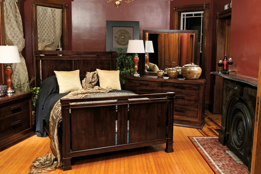 Imagen de dormitorio principal clásico de tamaño medio sin chimenea con paredes rojas y suelo de madera en tonos medios