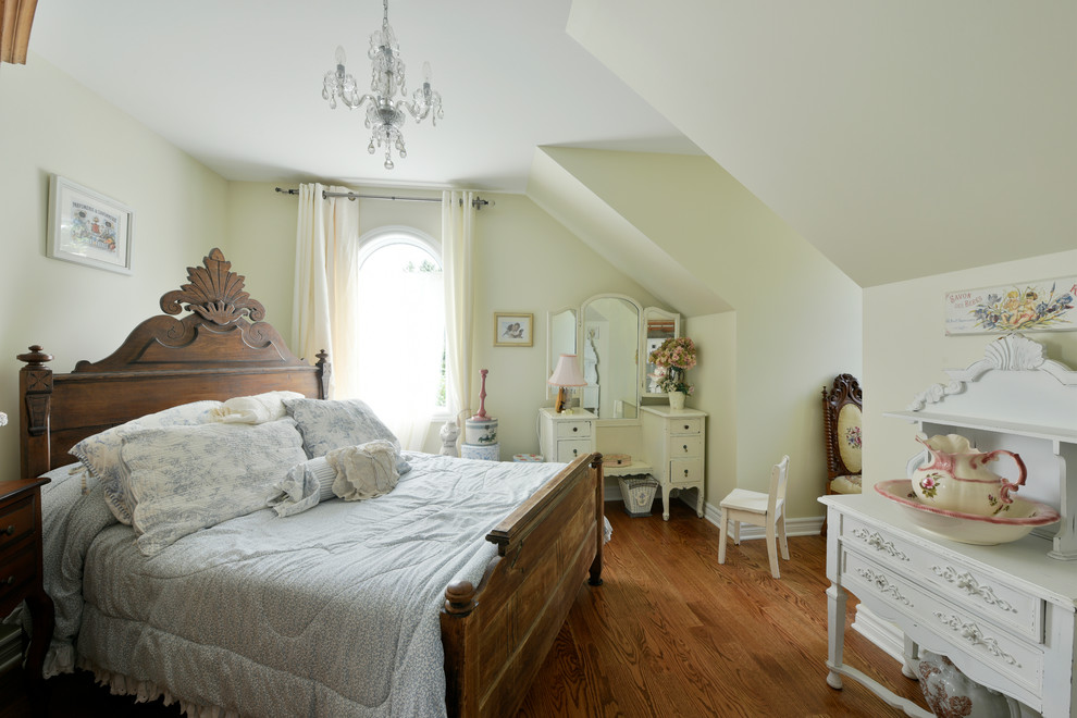 Foto di una camera da letto stile loft classica di medie dimensioni con parquet scuro e pareti beige