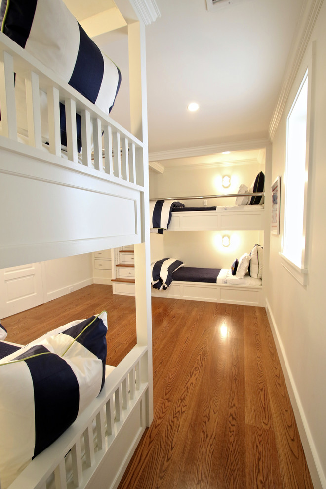 Großes Maritimes Gästezimmer mit weißer Wandfarbe und braunem Holzboden in Boston