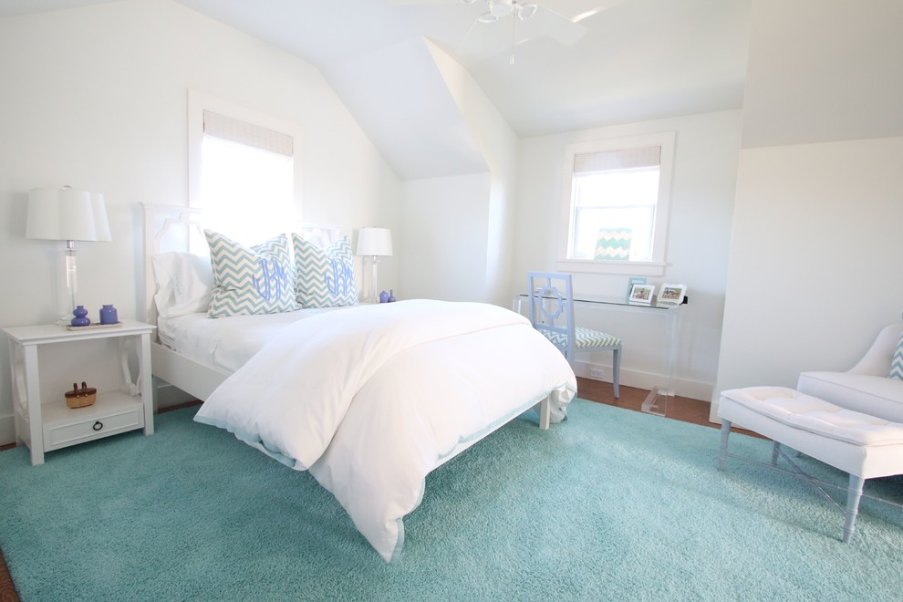 ボストンにある広いビーチスタイルのおしゃれな客用寝室 (白い壁、無垢フローリング)