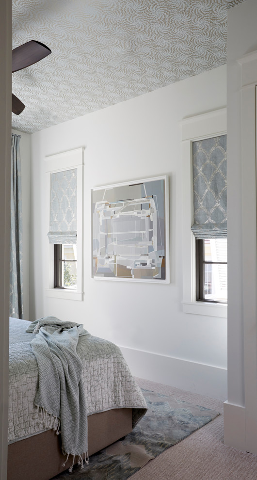 На фото: гостевая спальня среднего размера, (комната для гостей) в классическом стиле с белыми стенами, ковровым покрытием и бежевым полом