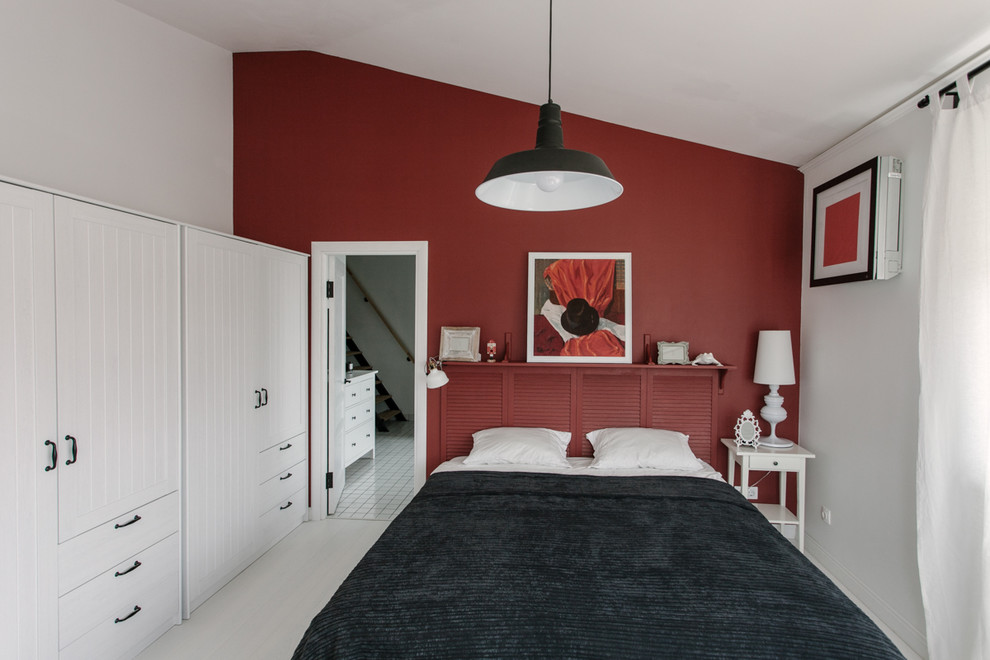 Exemple d'une petite chambre mansardée ou avec mezzanine industrielle avec un mur rouge et un sol blanc.