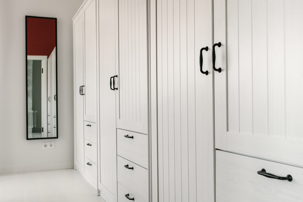 Cette image montre une petite chambre mansardée ou avec mezzanine urbaine avec un mur rouge et un sol blanc.