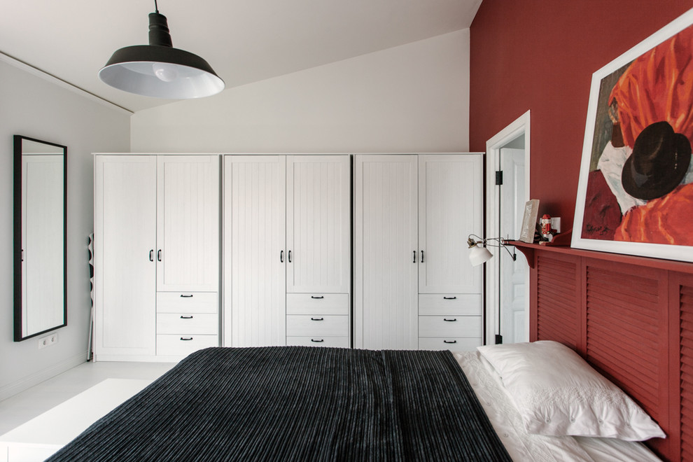Ejemplo de dormitorio tipo loft urbano pequeño con paredes rojas y suelo blanco