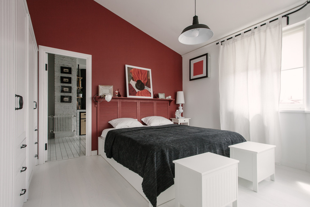 На фото: маленькая спальня на антресоли в стиле лофт с красными стенами, белым полом и кроватью в нише для на участке и в саду