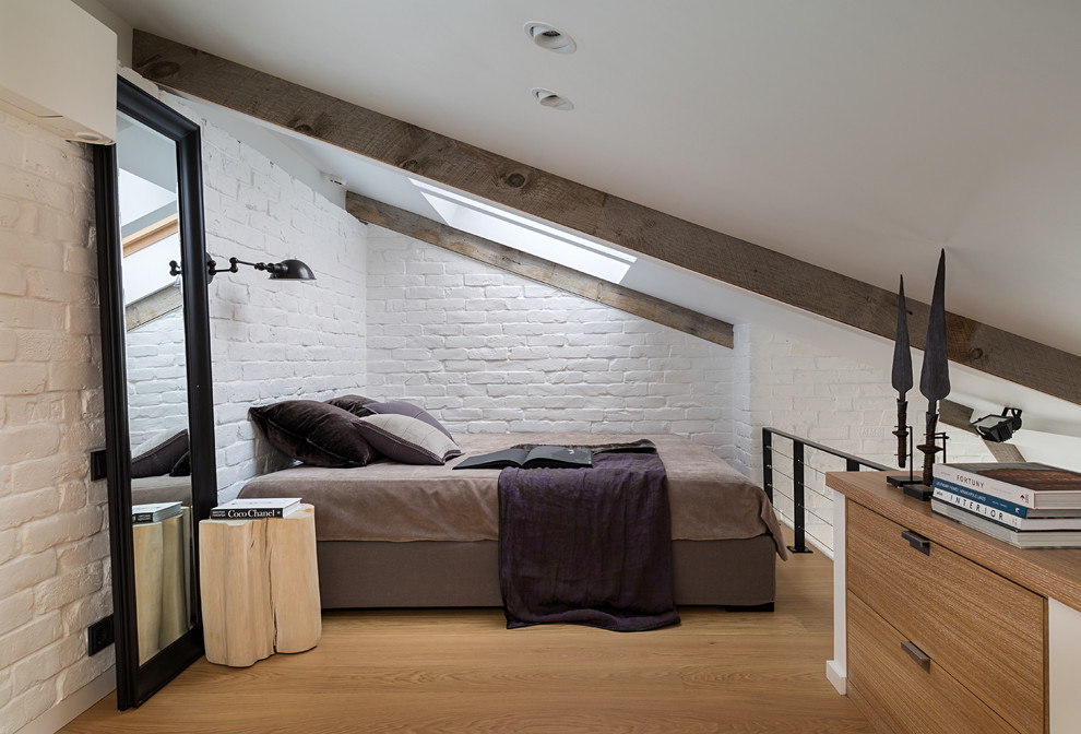 Kleines Industrial Schlafzimmer im Loft-Style mit weißer Wandfarbe und hellem Holzboden in Moskau