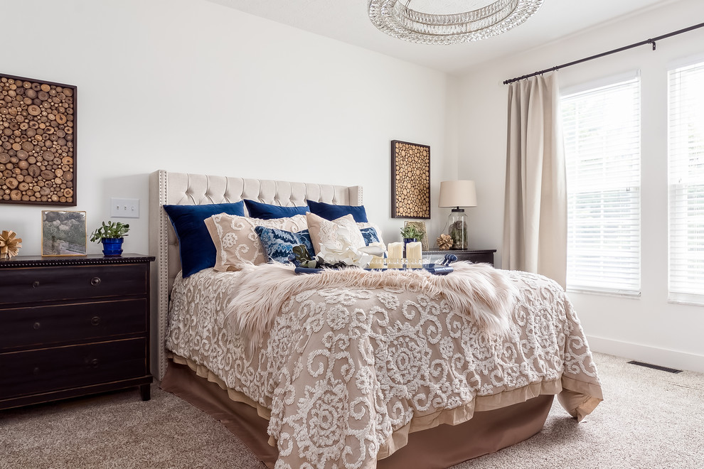 Идея дизайна: спальня в стиле неоклассика (современная классика) с белыми стенами, ковровым покрытием и бежевым полом