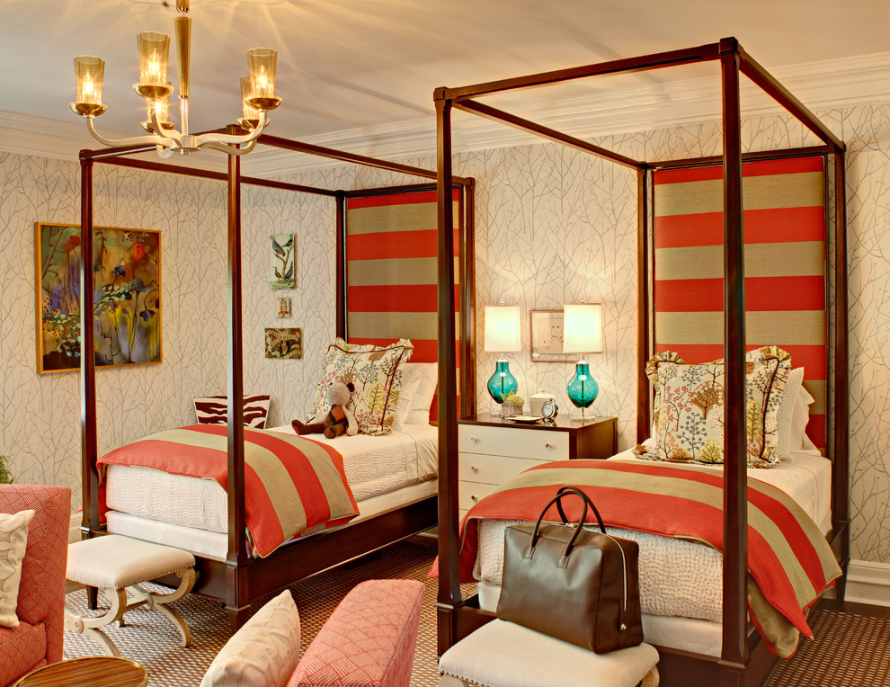 На фото: гостевая спальня (комната для гостей) в стиле фьюжн с разноцветными стенами