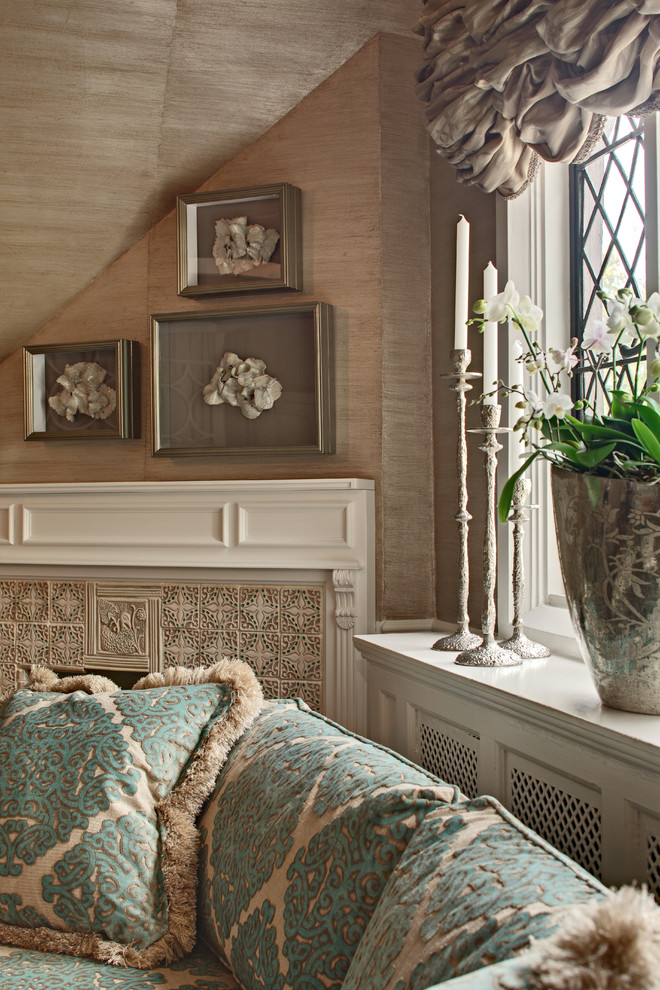Пример оригинального дизайна: хозяйская спальня среднего размера в классическом стиле с серыми стенами, темным паркетным полом, угловым камином и фасадом камина из плитки