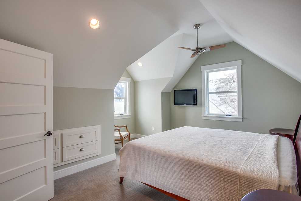 Foto de habitación de invitados de estilo de casa de campo de tamaño medio con paredes grises y moqueta