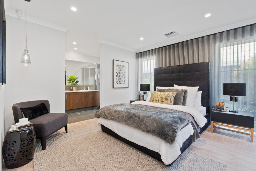Foto de dormitorio actual con paredes grises, suelo de madera clara y suelo beige