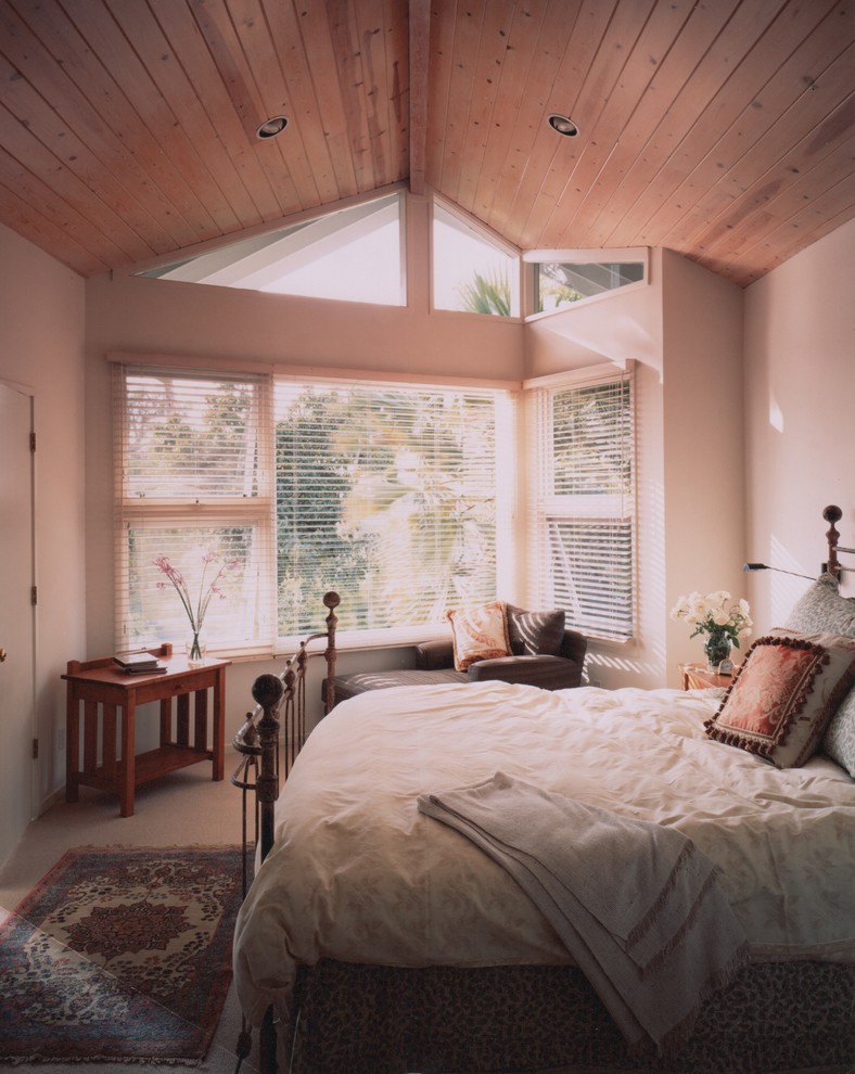 На фото: хозяйская спальня среднего размера в современном стиле с белыми стенами и ковровым покрытием без камина