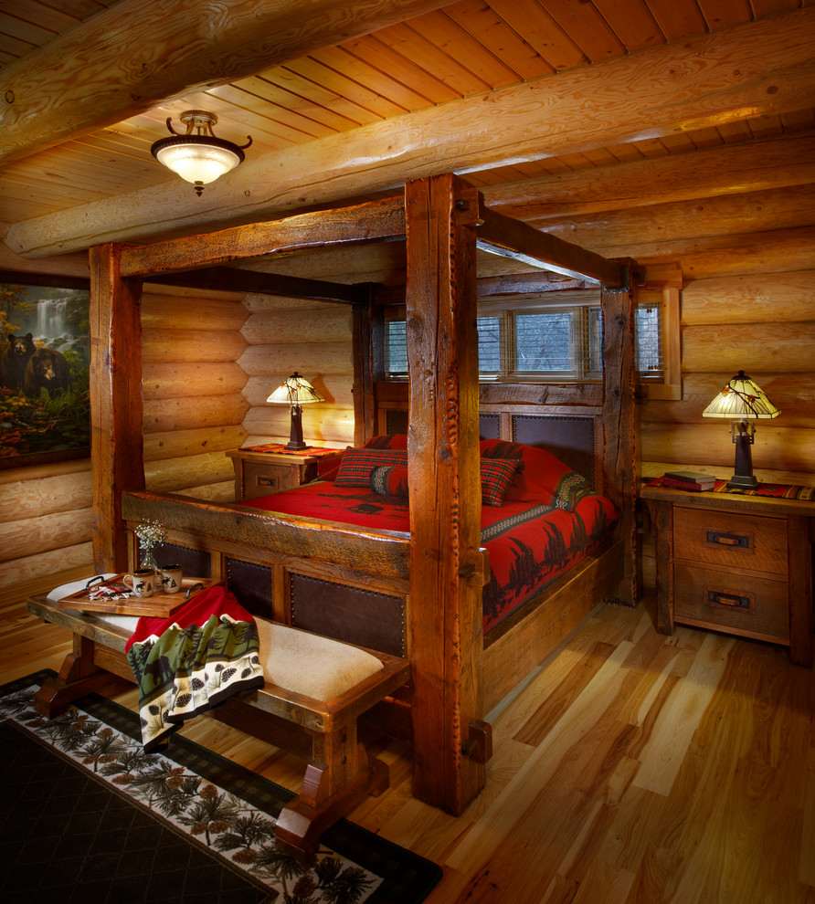 Modelo de dormitorio principal rural de tamaño medio sin chimenea con suelo de madera en tonos medios