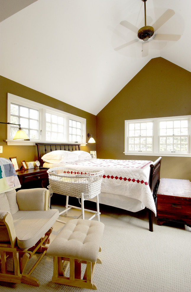 Diseño de dormitorio principal tradicional de tamaño medio con moqueta, paredes verdes y suelo beige