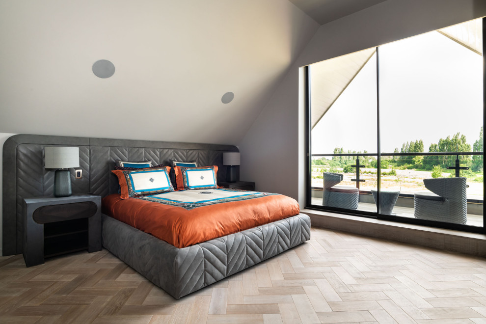 На фото: огромная хозяйская спальня в современном стиле с серыми стенами, светлым паркетным полом и бежевым полом без камина с