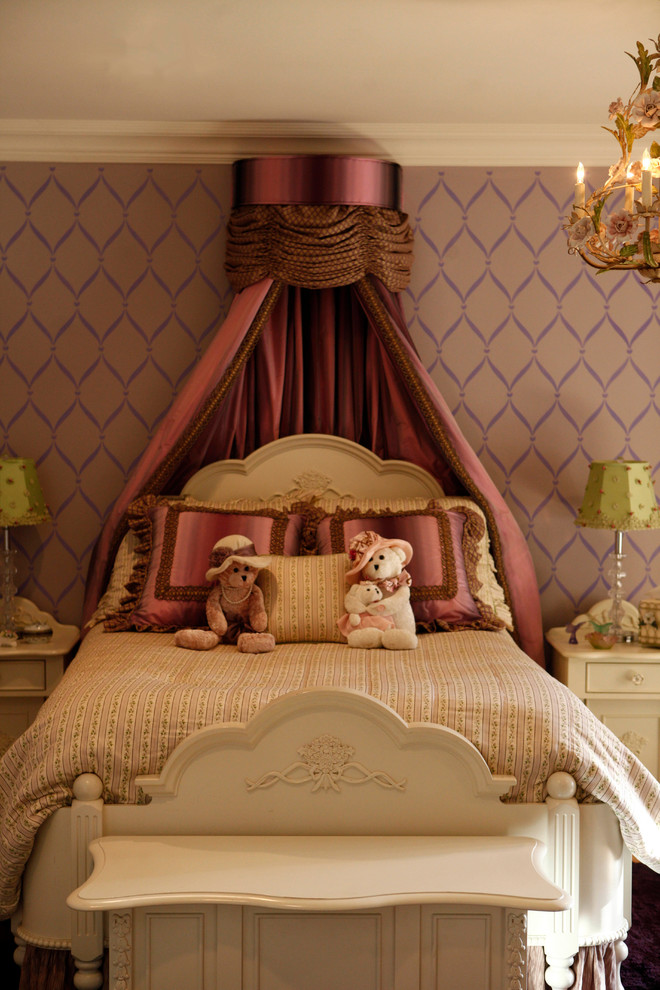 Идея дизайна: спальня среднего размера на антресоли в стиле фьюжн с розовыми стенами и светлым паркетным полом без камина