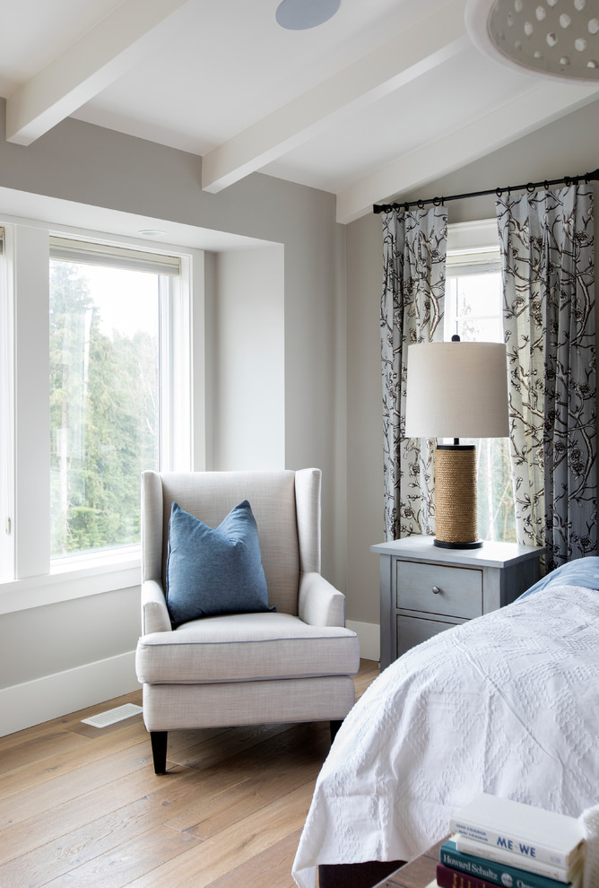 На фото: спальня в стиле кантри с серыми стенами, светлым паркетным полом и коричневым полом
