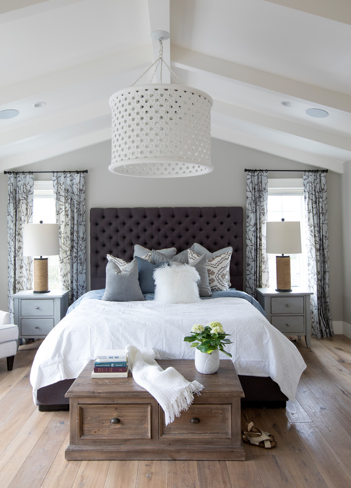 Klassisches Schlafzimmer mit grauer Wandfarbe, braunem Boden und braunem Holzboden in Sonstige