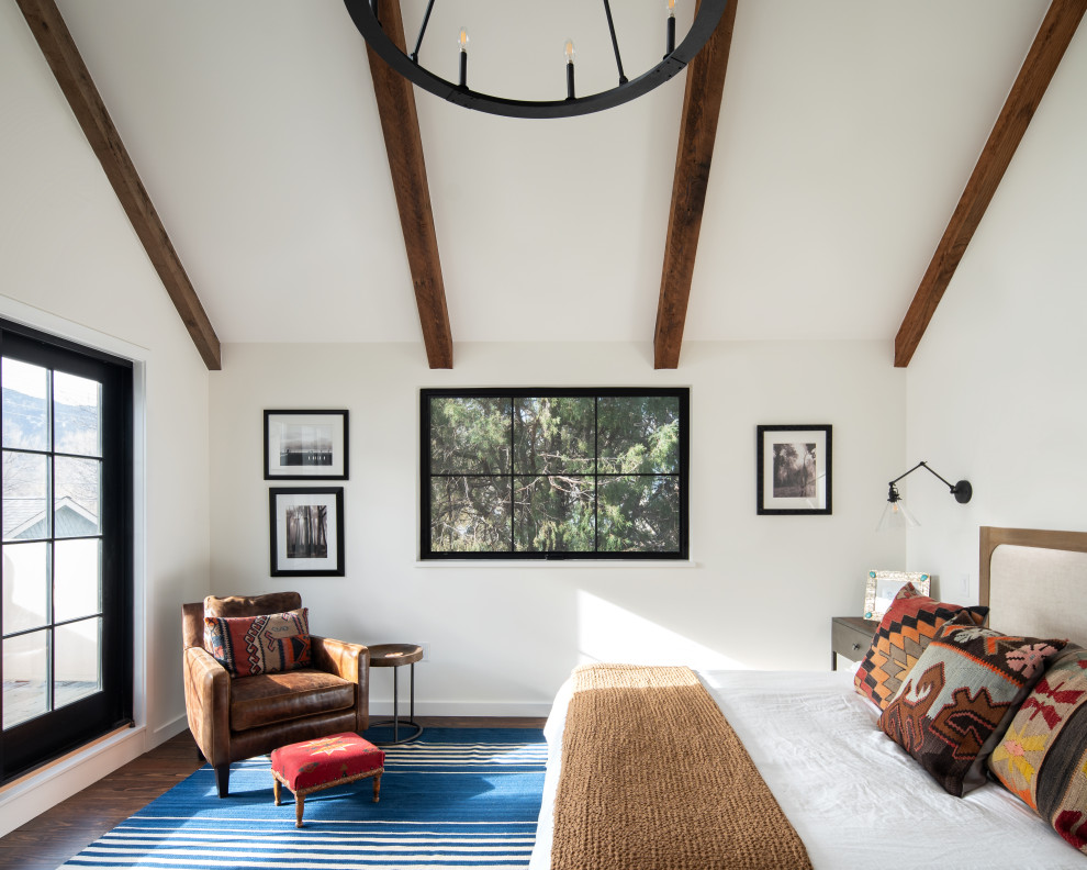 Imagen de dormitorio principal de estilo americano de tamaño medio con paredes blancas, suelo de madera en tonos medios y suelo marrón