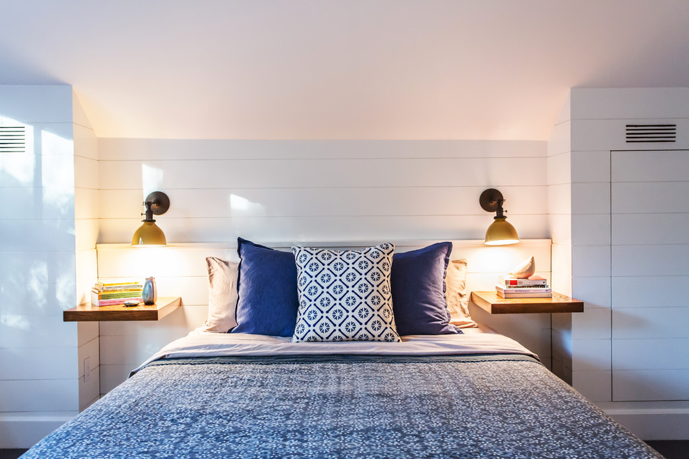 Modelo de habitación de invitados de estilo de casa de campo de tamaño medio con paredes blancas y moqueta
